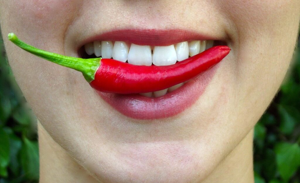 Cibo piccante - peperoncino in bocca