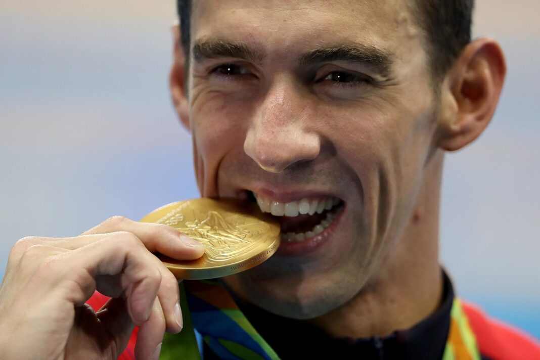 Mordere la medaglia olimpica: perché esiste questa strana tradizione?