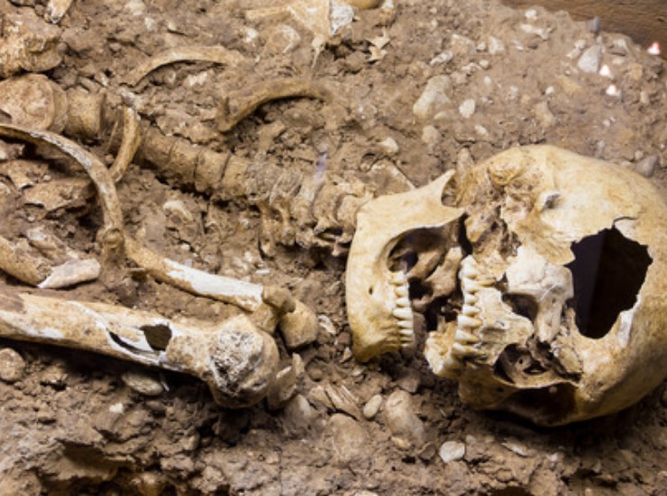 Scheletro ritrovato in una tomba antica