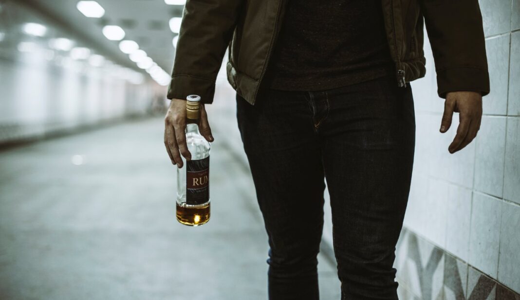 Uomo con alcol